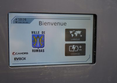 Rénovation de la Place de la République à Rombas - Ecran tactile de borne de charge électrique